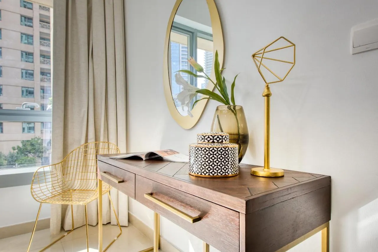 Maison Privee - Radiant Urban Retreat With Iconic Burj Khalifa Vws Dubai Apartment